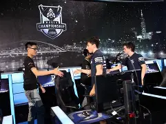 这场英雄联盟比赛中，曙光先锋与苍狼突击打出神仙对决，连下两城，教练激动落泪