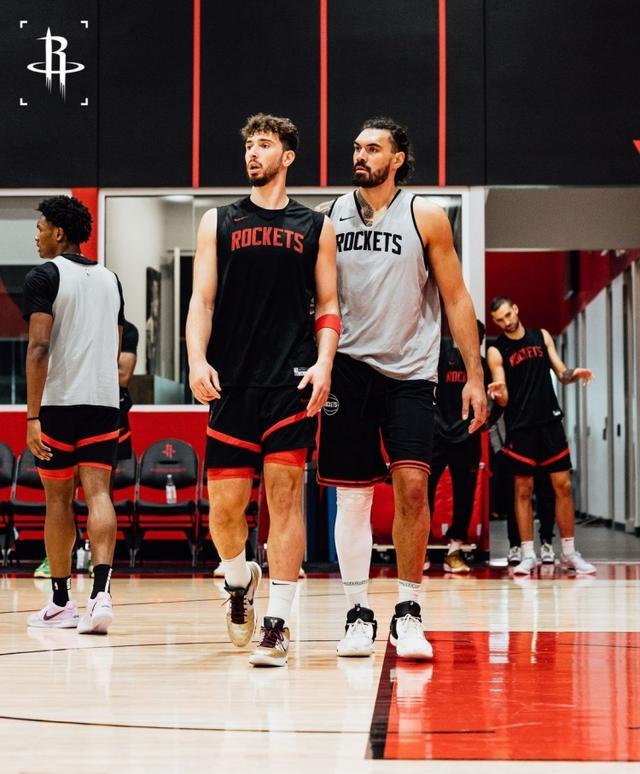 老鹰客场战胜魔术,年轻球员表现抢眼 老鹰客场战胜魔术,年轻球员表现抢眼